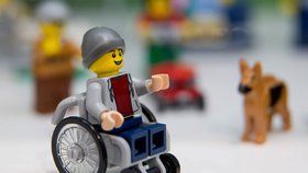 Handicapovaná hračka: Lego odhalilo první figurku na kolečkovém křesle