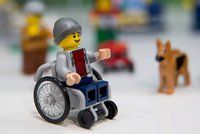 Handicapovaná hračka: Lego odhalilo první figurku na kolečkovém křesle