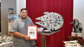 Ondřej Balšán se svým prvním modelem série Star Wars, malou vesmírnou lodí Millenium Falcon, kterou před osmi lety získal, a s certifikátem o největší sbírce stavebnic Lego série Star Wars v republice. V pozadí model Millenium Falcon v obřím vydání.