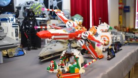 Tahle skládačka stíhačky X-Wing z Hvězdných válek byla vánočním dárkem zaměstnancům české pobočky firmy Lego.