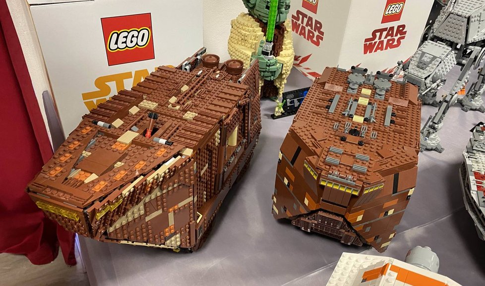 Kultovní pouštní vozidlo ze Star Wars: Sandcrawler. Vpravo původní verze modelu, vlevo o několik let mladší reedice.