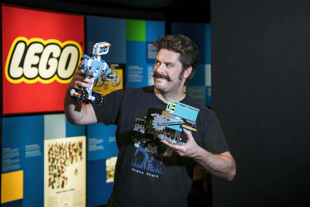 Designér Carl Thomas Merriam ukazuje Lego roboty, které učí děti základy programování