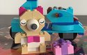 Lištička z Velkého kreativního boxu Lego přijela na skútru a v ábíčku oslavila narozeniny