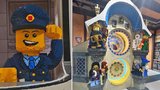 Svítící tramvaj, obří kostičkový orloj a spousta zábavy! V Praze otevřel nový LEGO Store