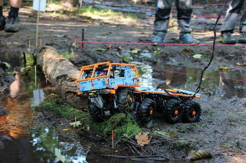 Lego Technic Truck Trials - české mistrovství terénních autíček na ovládání.