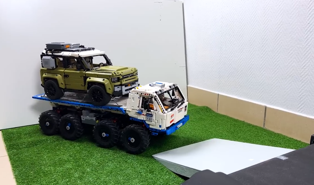 Lego Technic: Tatra 813 zachraňuje Land Rover Defender