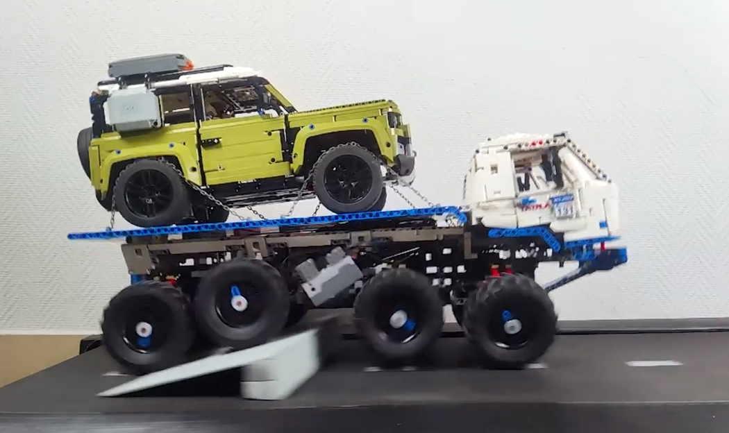 Lego Technic: Tatra 813 zachraňuje Land Rover Defender