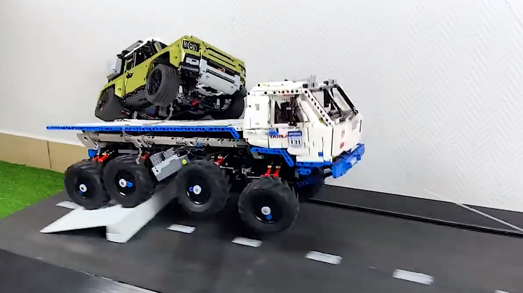 Lego Technic: Tatra 813 zachraňuje Land Rover Defender