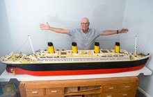 Dva roky si penzista hrál s kostičkami a...Má obrovský LEGO Titanic