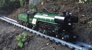 Nečekaná zábava: Projížďka Lego vlakem z mravenčí perspektivy 