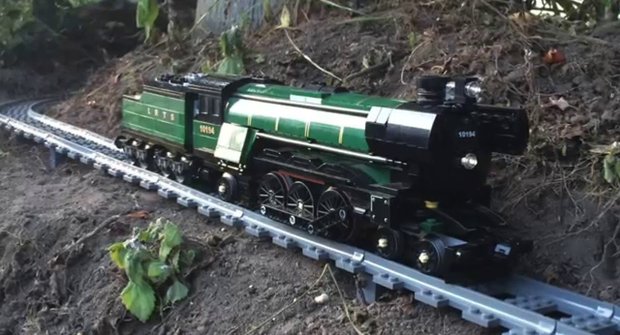 Nečekaná zábava: Projížďka Lego vlakem z mravenčí perspektivy