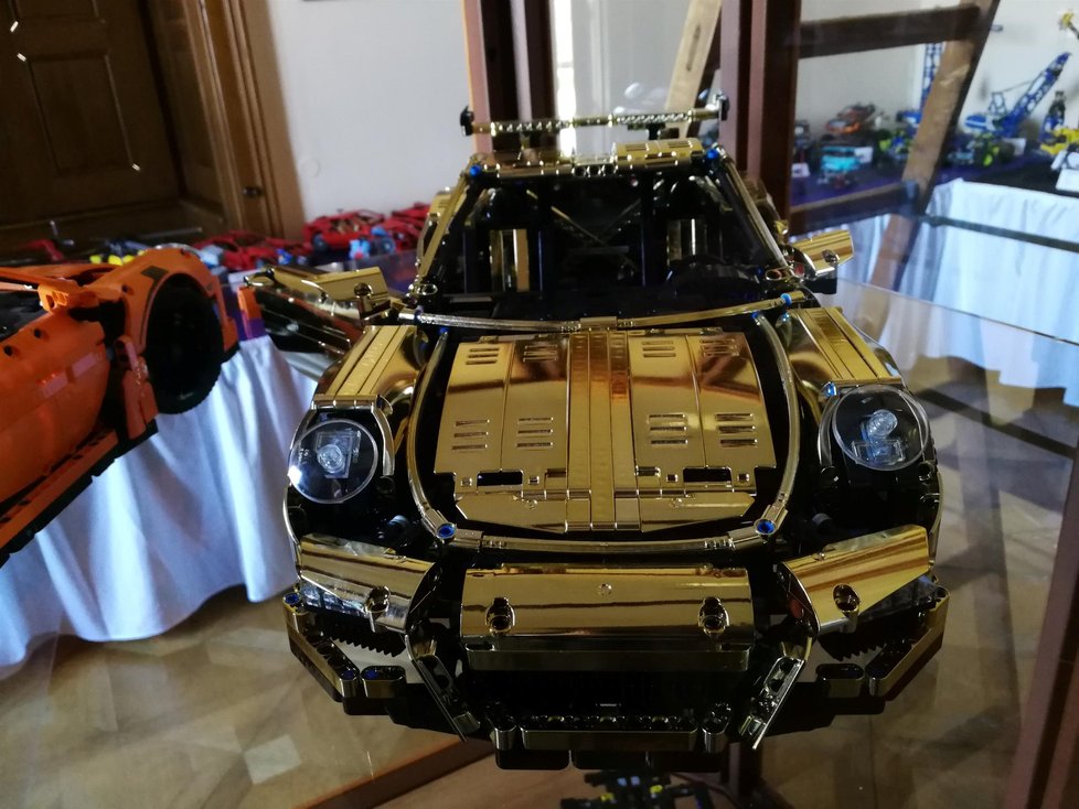 Světový unikát - zlatý model vozidla Porsche ze soukromé sbírky vyškovského sběratele Stanislava Sabola.