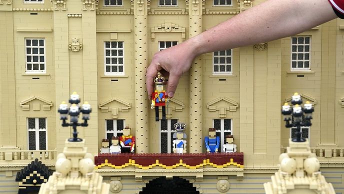 Lego svým pracovníkům nabízí řadu netradičních benefitů – například hrací den. Zaměstnanci přestanou pracovat a celý den si hrají s lego stavebnicí.