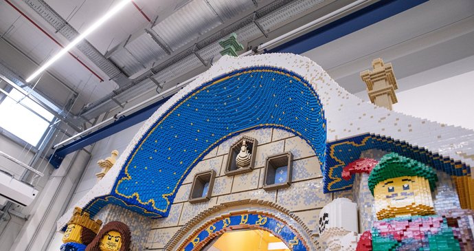 Nechybí ani zlatý kohout, který symbolizuje život a vítání nového dne