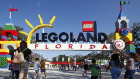 Policie kvůli bombové hrozbě vyklidila Legoland na Floridě.