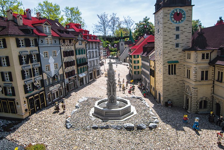 Centrální plochu parku zabírá Miniland, svět postavený z kostek. Většina staveb má měřítko 1 : 20 a řada modelů se pohybuje, auta jezdí, jeřáby zdvihají břemena, lodě plují atd. 