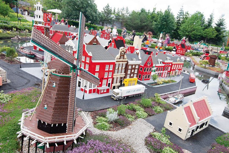 Centrální plochu parku zabírá Miniland, svět postavený z kostek. Většina staveb má měřítko 1 : 20 a řada modelů se pohybuje, auta jezdí, jeřáby zdvihají břemena, lodě plují atd. 