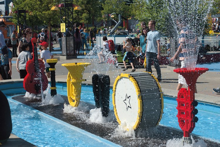 Centrální plochu parku zabírá Miniland, svět postavený z kostek. Většina staveb má měřítko 1 : 20 a řada modelů se pohybuje, auta jezdí, jeřáby zdvihají břemena, lodě plují atd. 