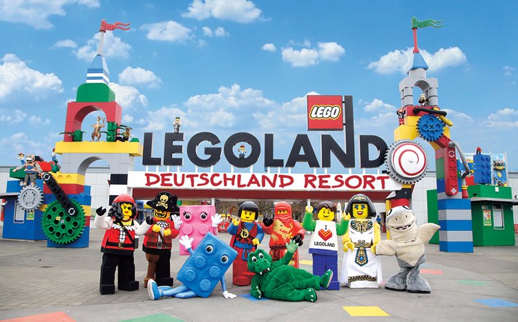 Nejbližším velkým zábavním parkem, kde narazíte na známé fil- mové hrdiny, je Legoland u německého města Günzburg