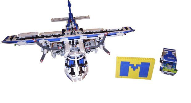 Logo M + letadlo + auto z LEGO od Jindry