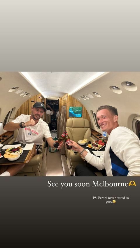 Lehečka si užil oslavy na palubě letadla cestou do Melbourne, kde ho čeká Australian Open