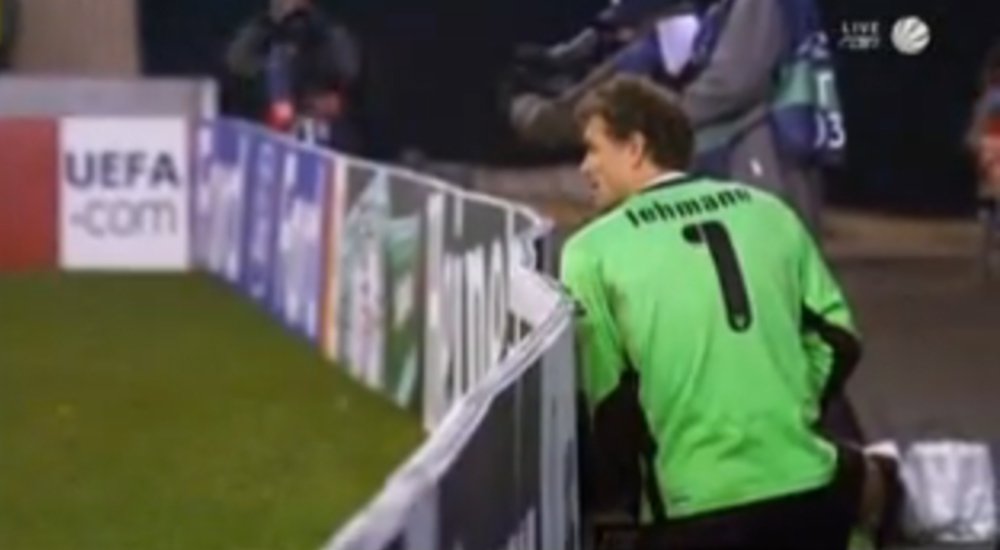 Jens Lehmann vykonává svou potřebu během hry, která nebyla vůbec přerušena!