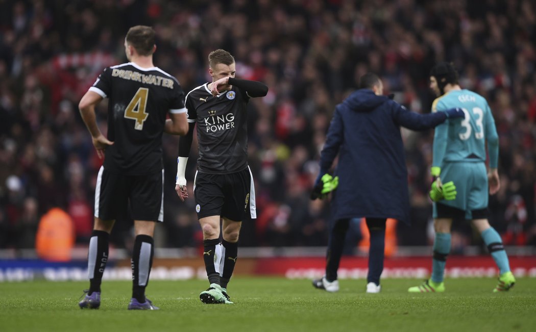 Zklamaní hráči Leicesteru po prohře s Arsenalem