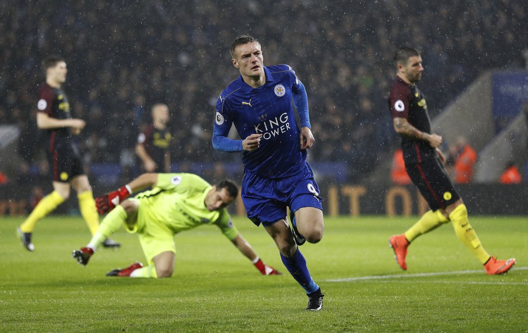 Útočník Leicesteru Jamie Vardy poslal svůj tým proti Manchesteru City do vedení 1:0