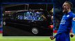 Několik fanoušků Leicesteru přijelo na zápas s Liverpoolem pohřebním vozem, do varu je pak ale dostal útočník Jamie Vardy