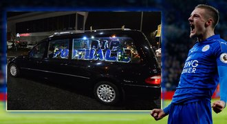 Leicester smutnil, fanoušci přijeli „pohřebákem“. Vardy pak rozjel euforii