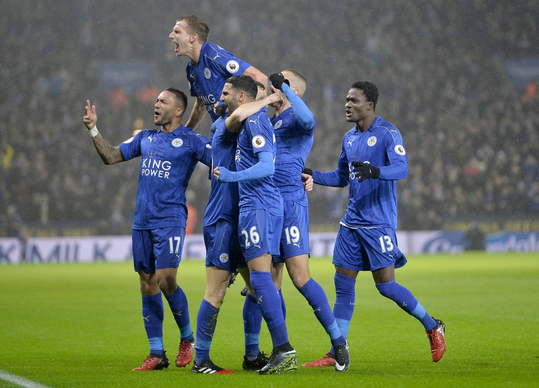 Fotbalisté Leicesteru slaví gól proti Manchesteru City