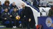 Claudio Ranieri podává míč svým hráčům