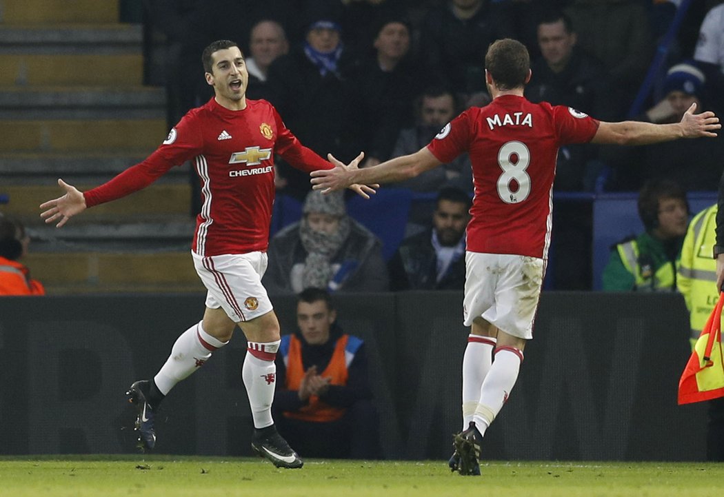 Henrikh Mkhitaryan (vlevo) i Juan Mata se trefili do sítě Leicesteru