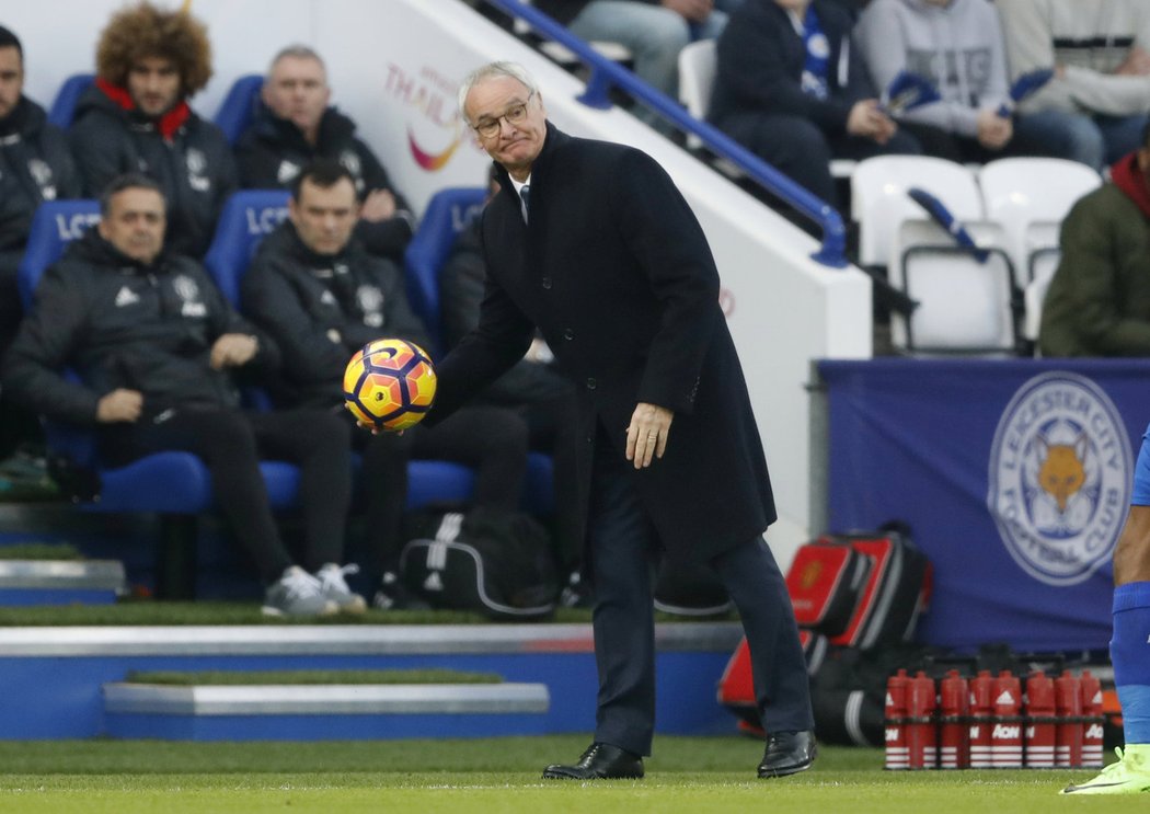 Claudio Ranieri podává míč svým hráčům