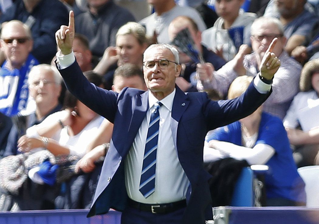 Trenér Leicesteru Claudio Ranieri během zápasu