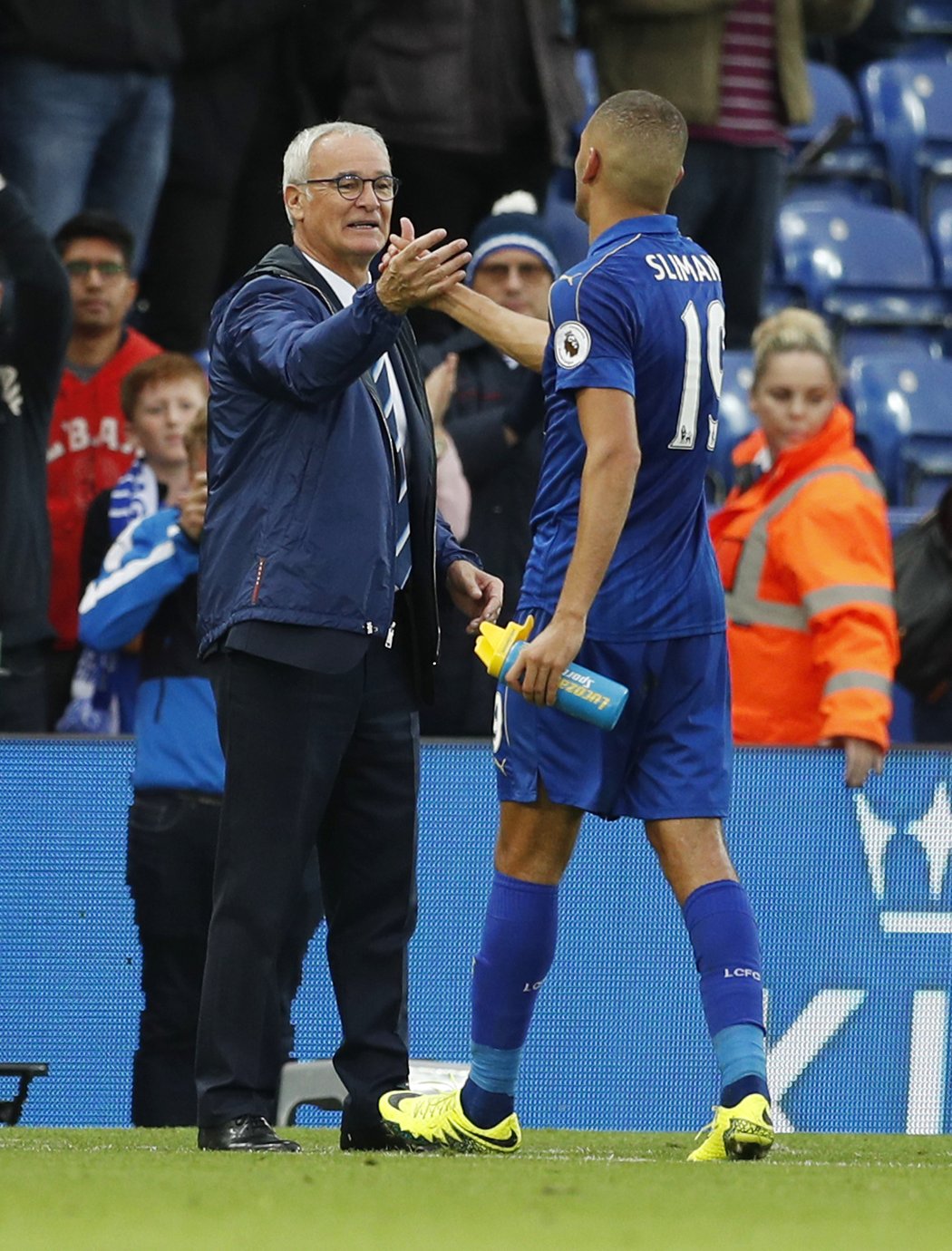 Útočník Leicesteru Islam Slimani s trenérem Claudiem Ranierim