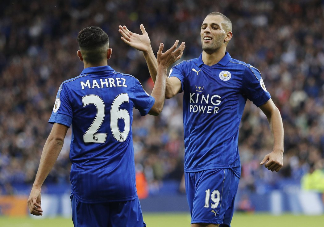 Útočník Leicesteru Islam Slimani s parťákem Mahrézem