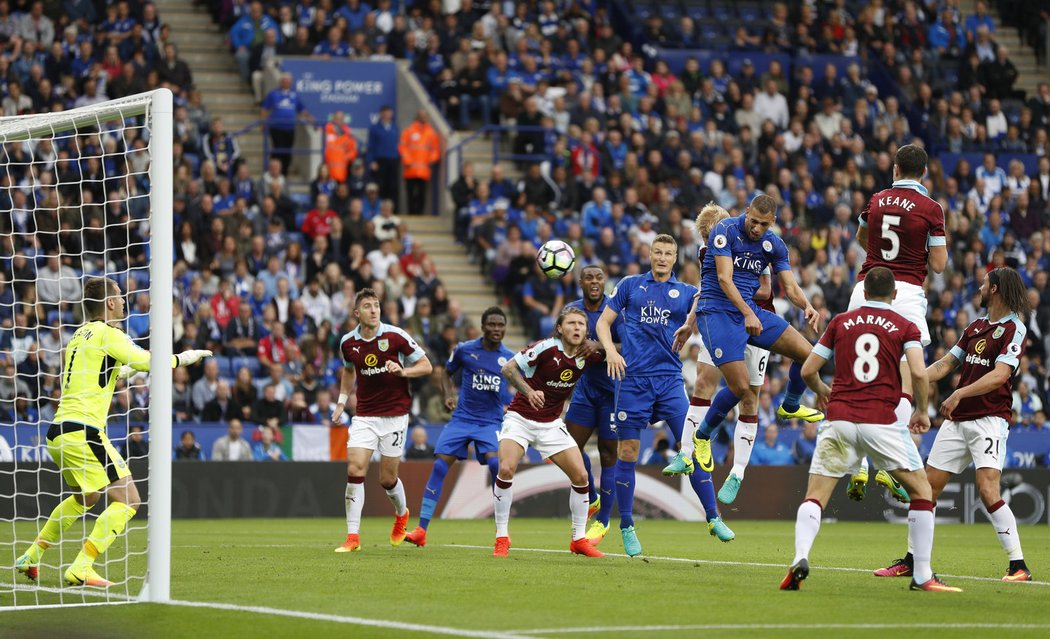 Útočník Leicesteru Islam Slimani dává gól proti Burnley