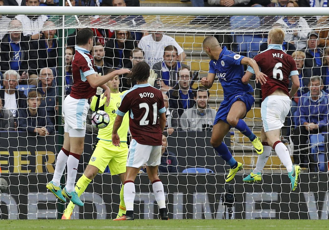 Útočník Leicesteru Islam Slimani dává gól proti Burnley