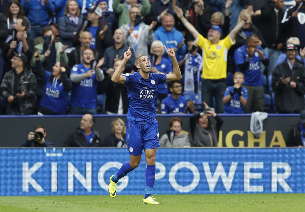 Útočník Leicesteru Islam Slimani slaví gól proti Burnley