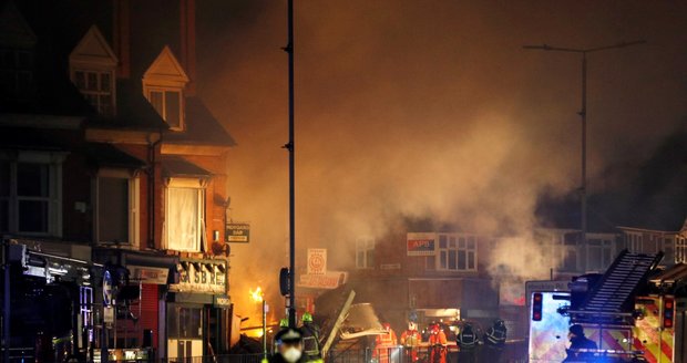 Exploze v Leicesteru: o terorismus asi nešlo. Po výbuchu obchodu nejméně čtyři mrtví