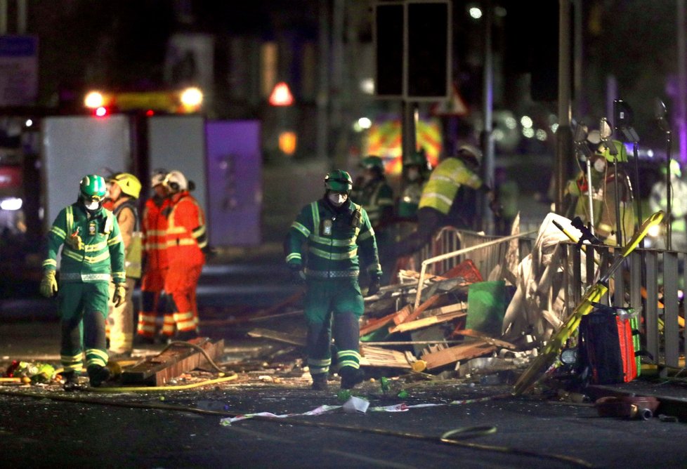 V britském Leicesteru explodovala 25. února budova. šlo pravděpodobně o obchod. Policisté a záchranáři hlásí 6 zraněných z toho dva těžce. Terorismus vyšetřovatelé vylučují