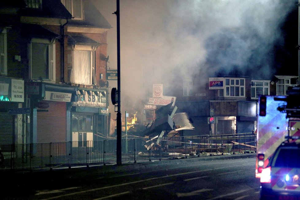 V britském Leicesteru explodovala 25. února budova. šlo pravděpodobně o obchod. Policisté a záchranáři hlásí 6 zraněných z toho dva těžce. Terorismus vyšetřovatelé vylučují