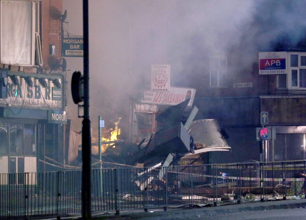 V britském Leicesteru explodovala 25. února budova. šlo pravděpodobně o obchod. Policisté a záchranáři hlásí 6 zraněných z toho dva těžce. Terorismus vyšetřovatelé vylučují