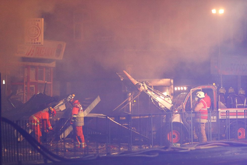 V britském Leicesteru explodovala 25. února budova, šlo pravděpodobně o obchod. Policisté a záchranáři hlásí 6 zraněných, z toho dva těžce. Terorismus vyšetřovatelé vylučují