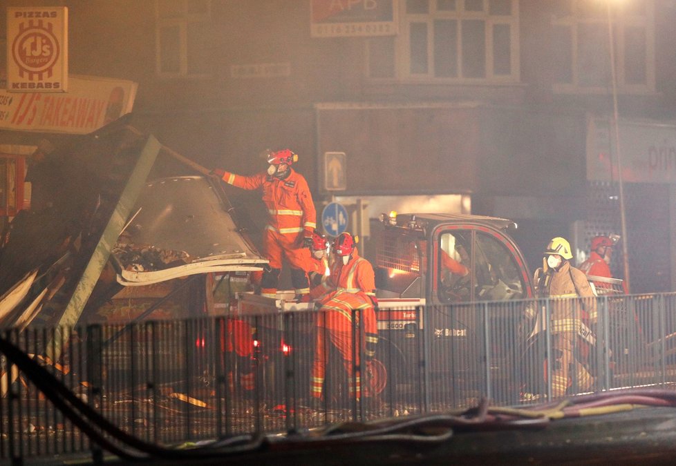 V britském Leicesteru explodovala 25. února budova. šlo pravděpodobně o obchod. Policisté a záchranáři hlásí 6 zraněných z toho dva těžce. Terorismus vyšetřovatelé vylučují