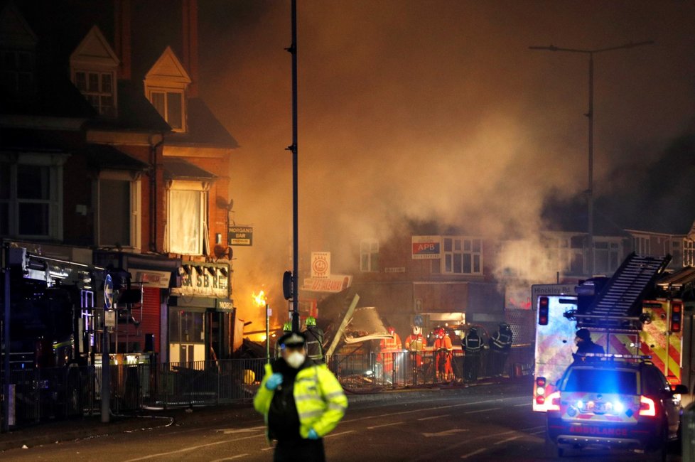 V britském Leicesteru explodovala 25. února budova, šlo pravděpodobně o obchod. Policisté a záchranáři hlásí 6 zraněných, z toho dva těžce. Terorismus vyšetřovatelé vylučují