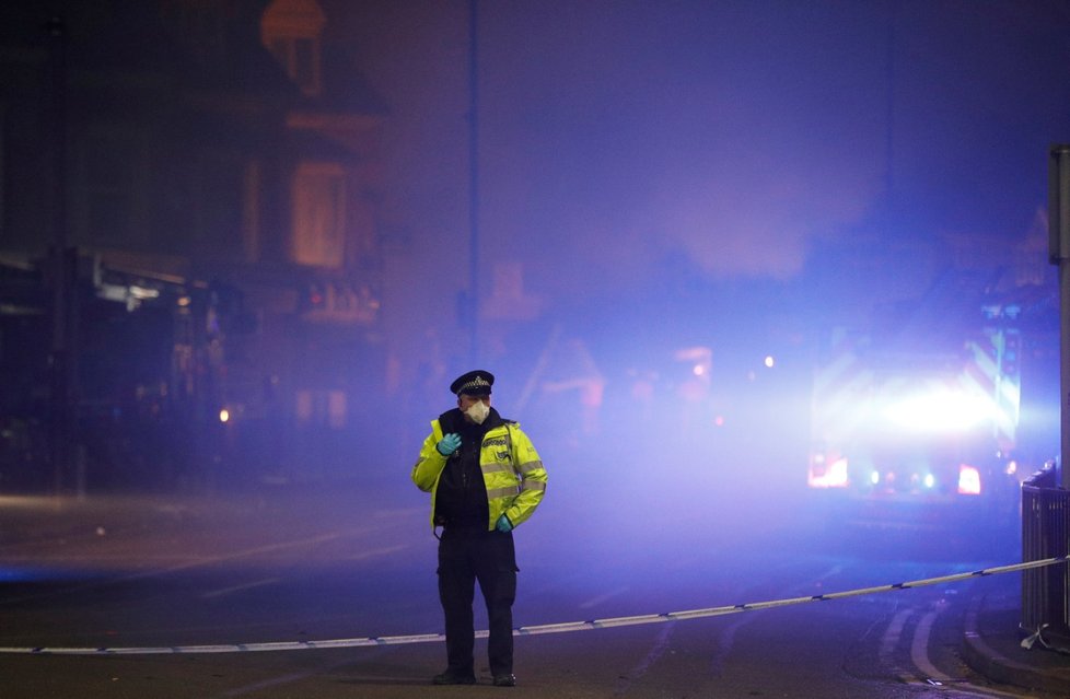 V britském Leicesteru explodovala 25. února budova, šlo pravděpodobně o obchod. Policisté a záchranáři hlásí 6 zraněných, z toho dva těžce. Terorismus vyšetřovatelé vylučují