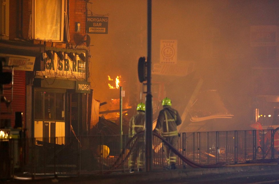 V britském Leicesteru explodovala 25. února budova, šlo pravděpodobně o obchod. Policisté a záchranáři hlásí 6 zraněných, z toho dva těžce. Terorismus vyšetřovatelé vylučují