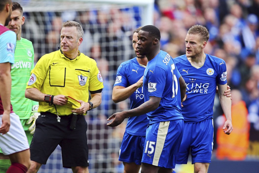 Útočník Leicesteru Jamie Vardy dal proti West Hamu gól, ale pak byl vyloučen